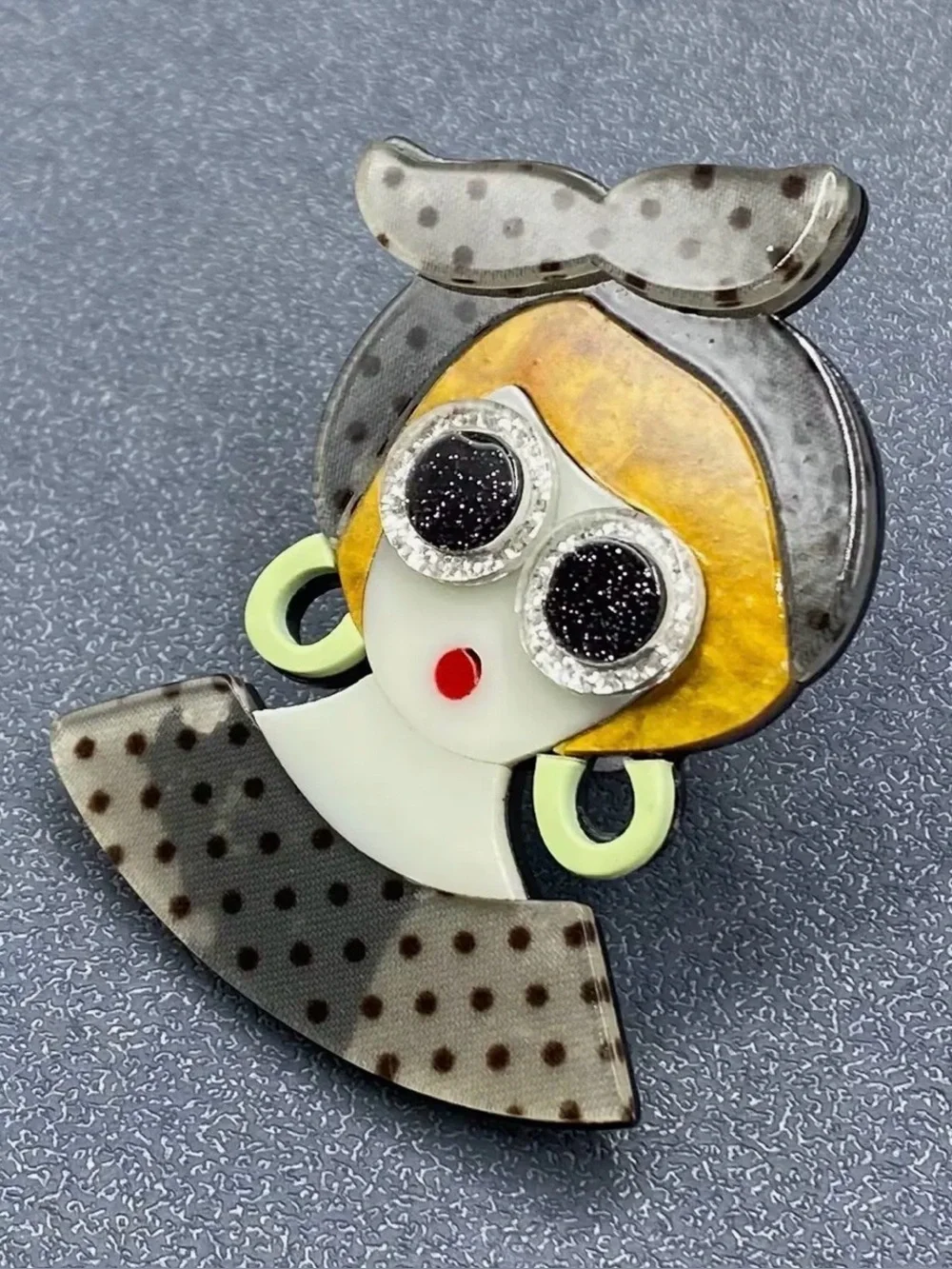 Creative Beauty Statement Acrylic Brooch Pin – Wearable Art Fashion Accessory